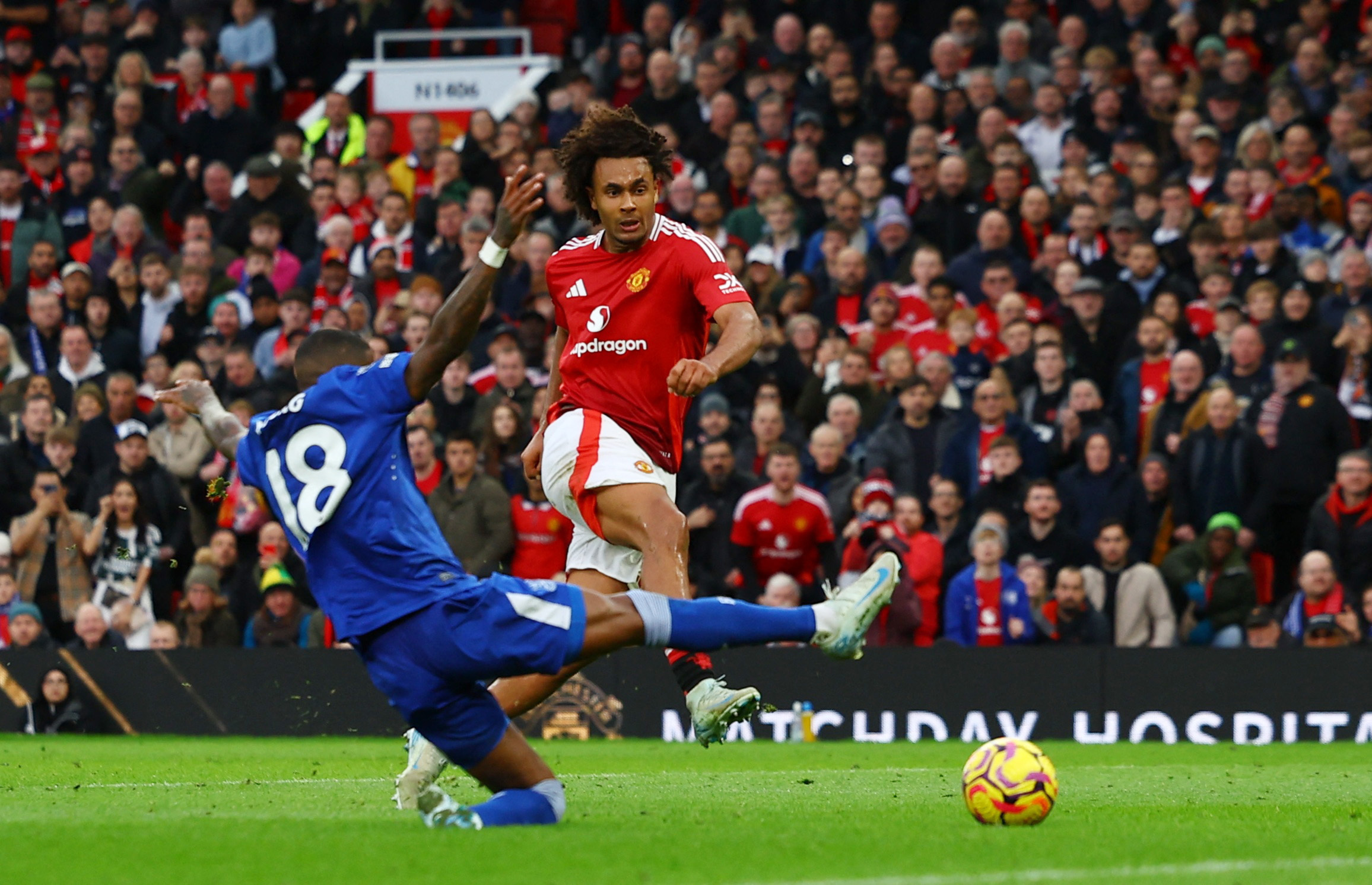 Rashford v&agrave; Zirkzee lập "c&uacute; đ&uacute;p", Man United nghiền &eacute;p Everton - Ảnh 3.