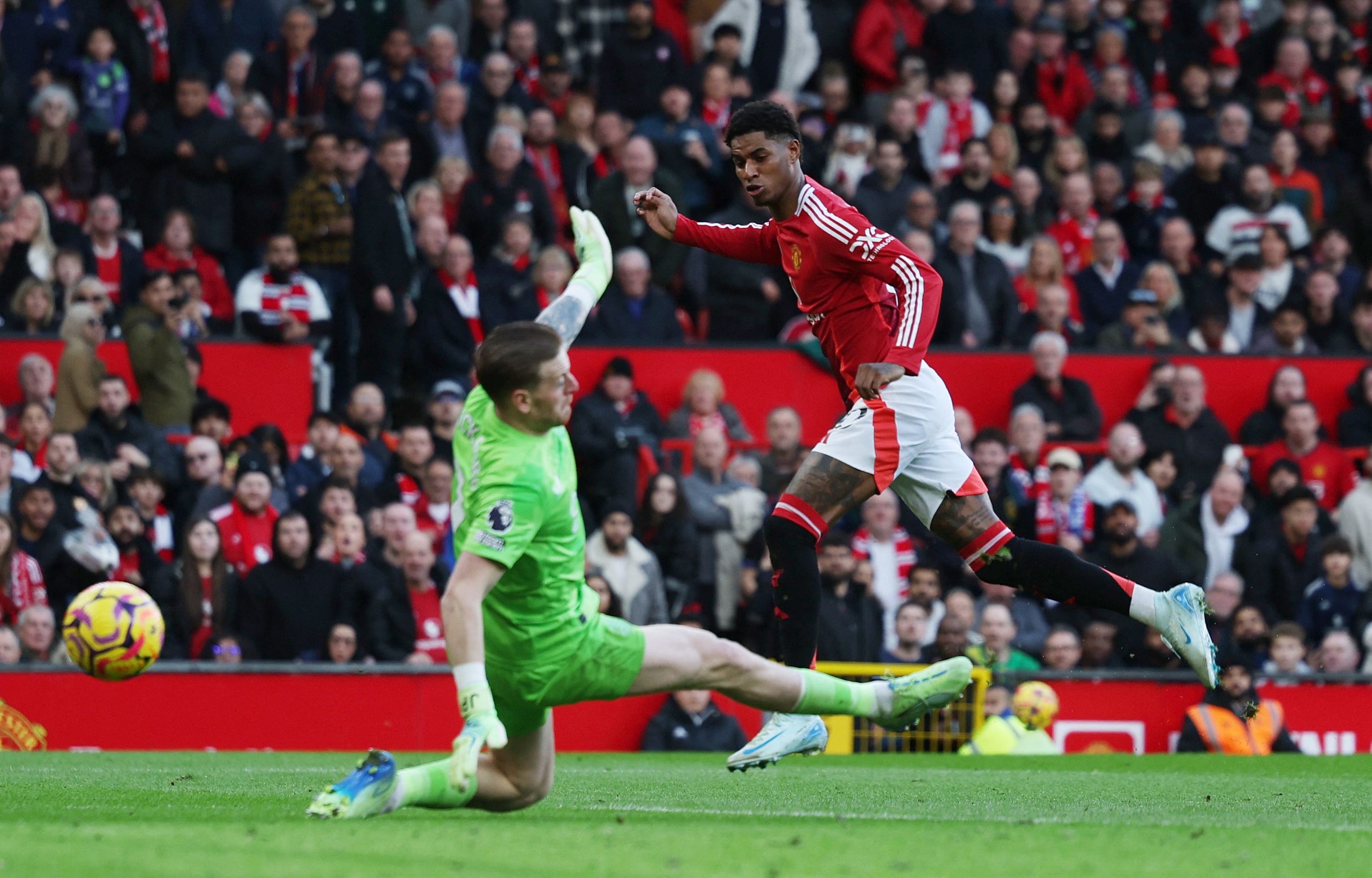 Rashford v&agrave; Zirkzee lập "c&uacute; đ&uacute;p", Man United nghiền &eacute;p Everton - Ảnh 1.