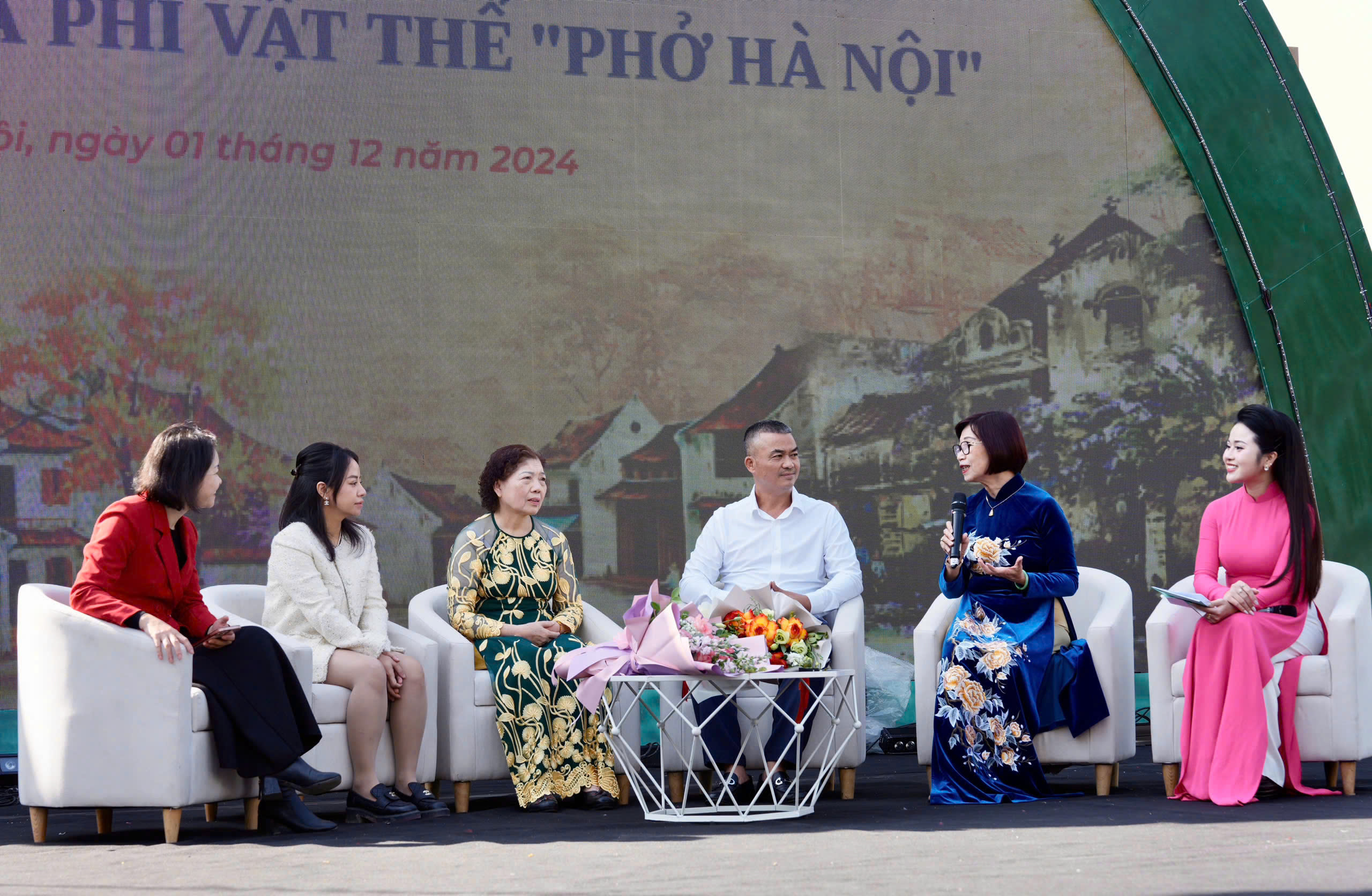 H&aacute;o hức trải nghiệm "Phở số H&agrave; th&agrave;nh" do robot th&ocirc;ng minh phục vụ- Ảnh 6.