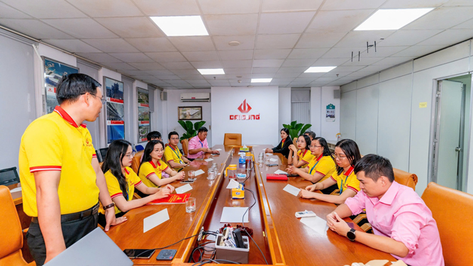 Một buổi sinh hoạt tại Chi bộ Công ty Đại Dũng - Đảng bộ Khu Công nghiệp An Hạ, TP HCMẢnh: HỒNG ĐÀO