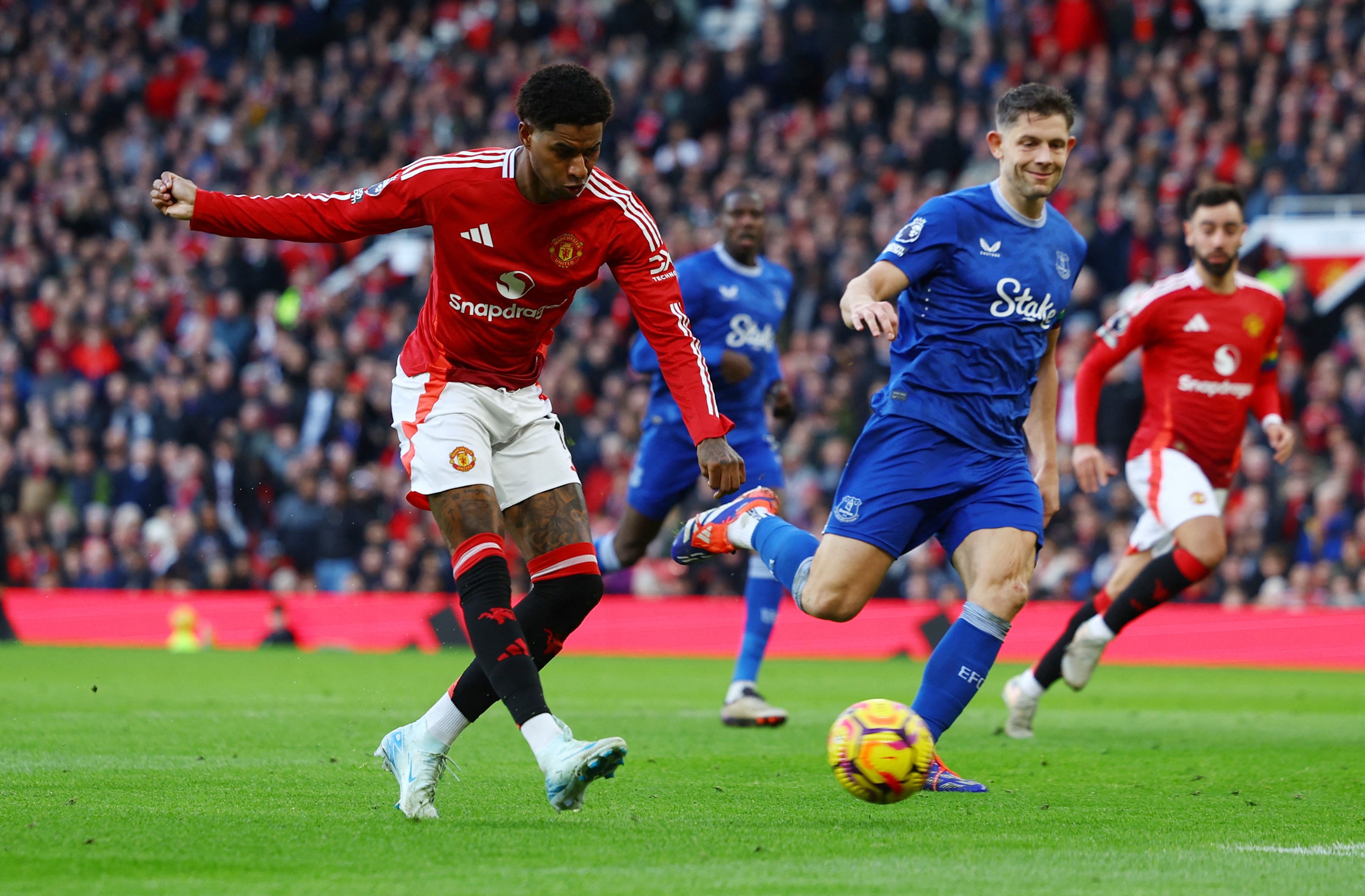 Rashford v&agrave; Zirkzee lập "c&uacute; đ&uacute;p", Man United nghiền &eacute;p Everton - Ảnh 4.