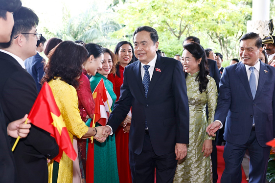 Đại diện cộng đồng người Việt Nam tại Singapore ch&agrave;o đ&oacute;n Chủ tịch Quốc hội Trần Thanh Mẫn v&agrave; phu nh&acirc;n Ảnh: TTXVN