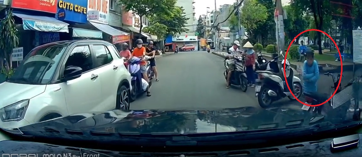 Cộng đồng mạng đang chia sẻ clip b&eacute; trai lịch sự sau va chạm giao th&ocirc;ng- Ảnh 1.