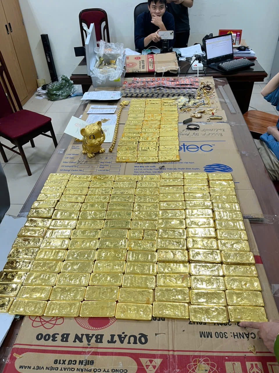 Vụ TikToker Mr Pips Ph&oacute; Đức Nam lừa đảo h&agrave;ng ng&agrave;n tỉ đồng: Thu giữ 31 si&ecirc;u xe, h&agrave;ng trăm kg v&agrave;ng- Ảnh 2.