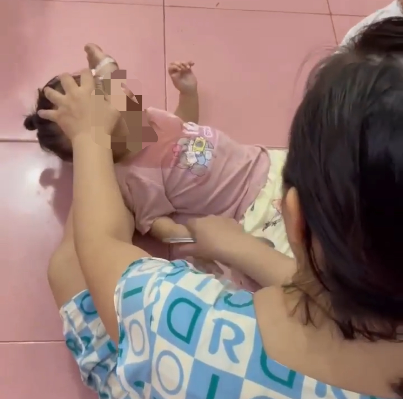 Vụ người phụ nữ bạo h&agrave;nh b&eacute; g&aacute;i g&acirc;y x&ocirc;n xao mạng x&atilde; hội: Tạm đ&igrave;nh chỉ cơ sở tr&ocirc;ng giữ trẻ- Ảnh 2.