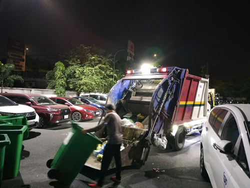 Đa số người dân không phân loại rác và lực lượng thu gom phải đảm nhận việc này Ảnh: THU HỒNG