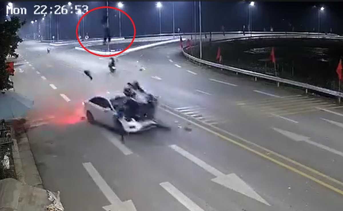 VIDEO: Kinh ho&agrave;ng cảnh người đi xe m&aacute;y t&ocirc;ng trực diện v&agrave;o &ocirc;t&ocirc;- Ảnh 1.