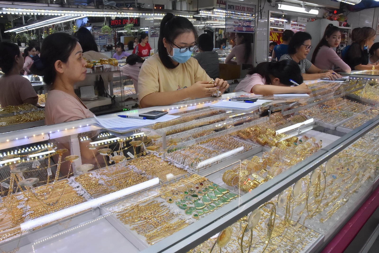 Gi&aacute; v&agrave;ng h&ocirc;m nay, 11-12: Tiếp tục tăng mạnh- Ảnh 1.