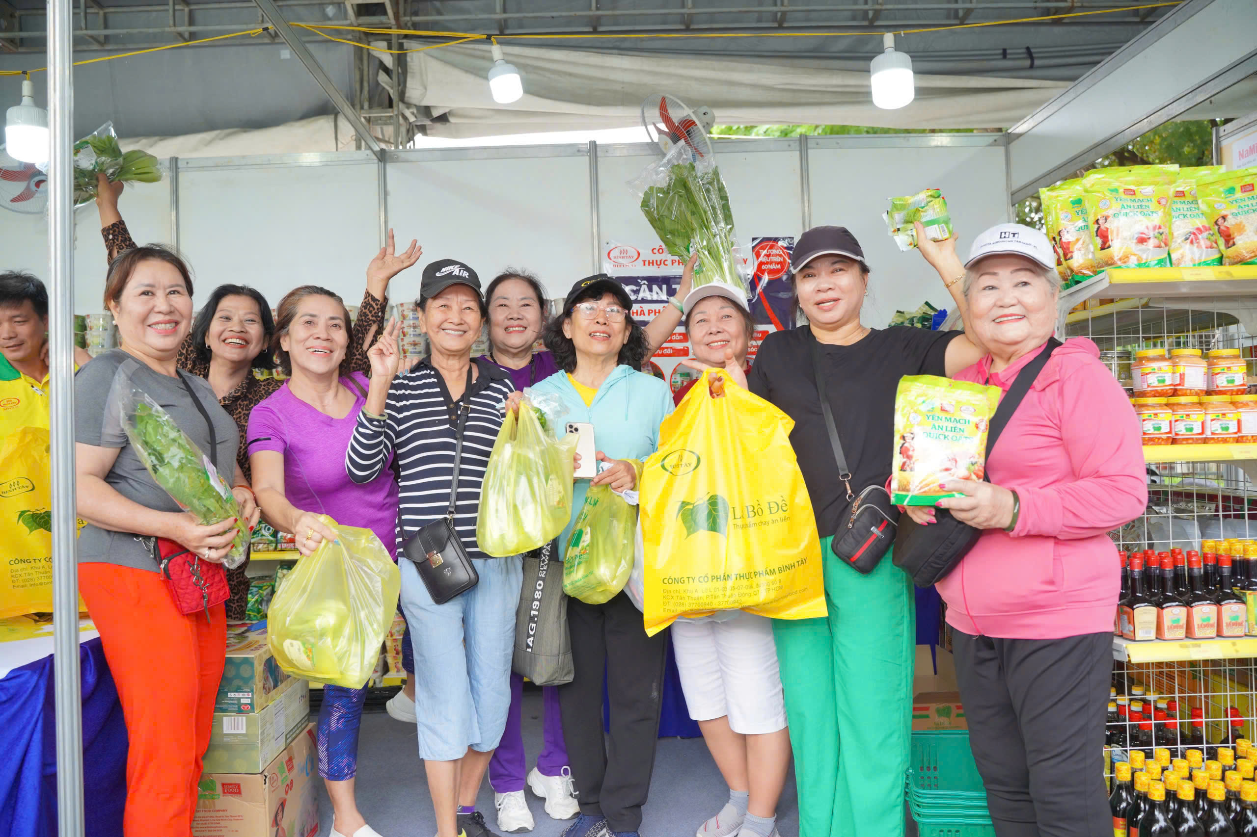 Rau xanh, trứng g&agrave; "ch&aacute;y h&agrave;ng" trong ng&agrave;y đầu TP HCM tổ chức b&aacute;n h&agrave;ng Tết lưu động- Ảnh 6.