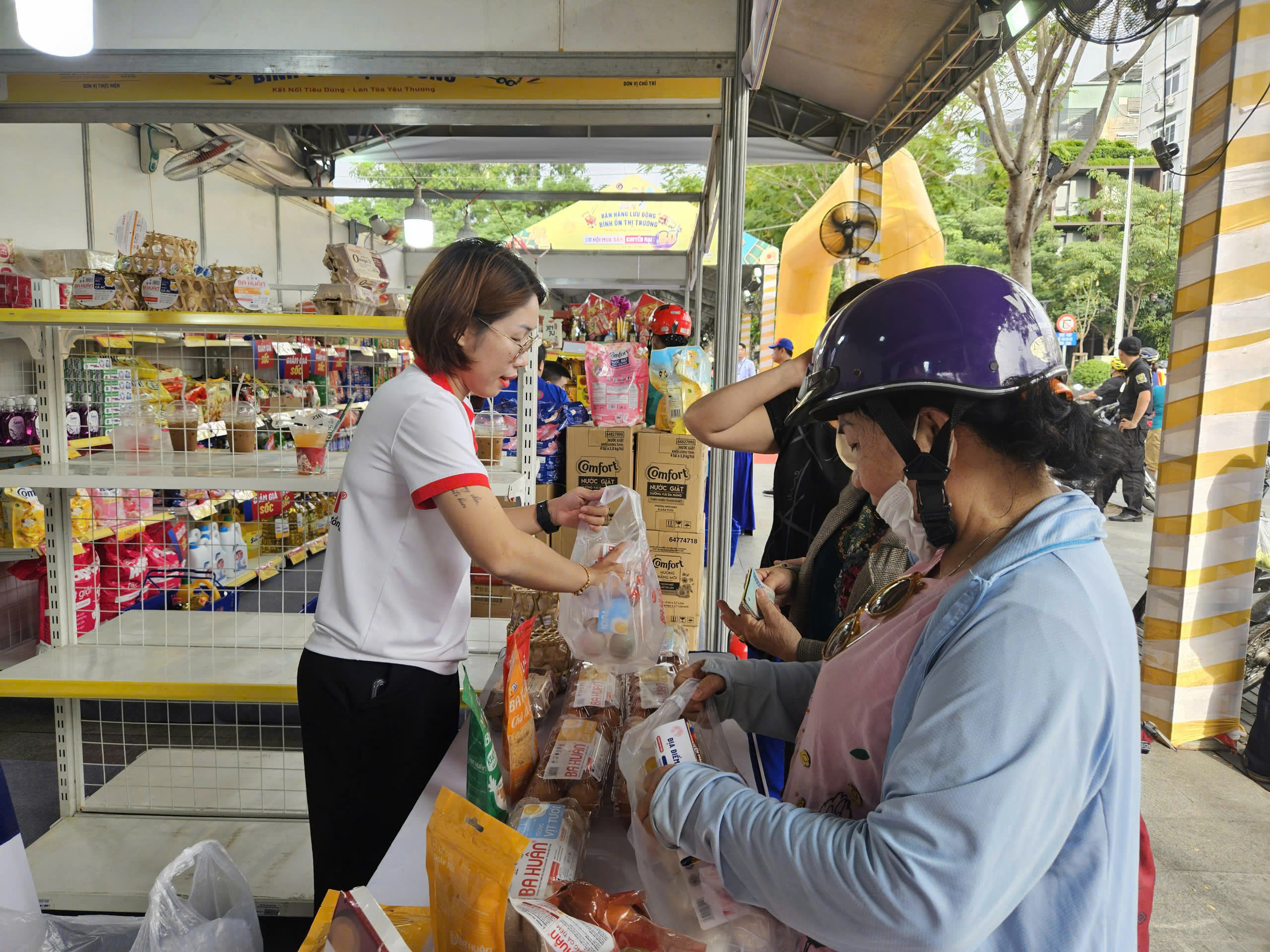 Rau xanh, trứng g&agrave; "ch&aacute;y h&agrave;ng" trong ng&agrave;y đầu TP HCM tổ chức b&aacute;n h&agrave;ng Tết lưu động- Ảnh 2.
