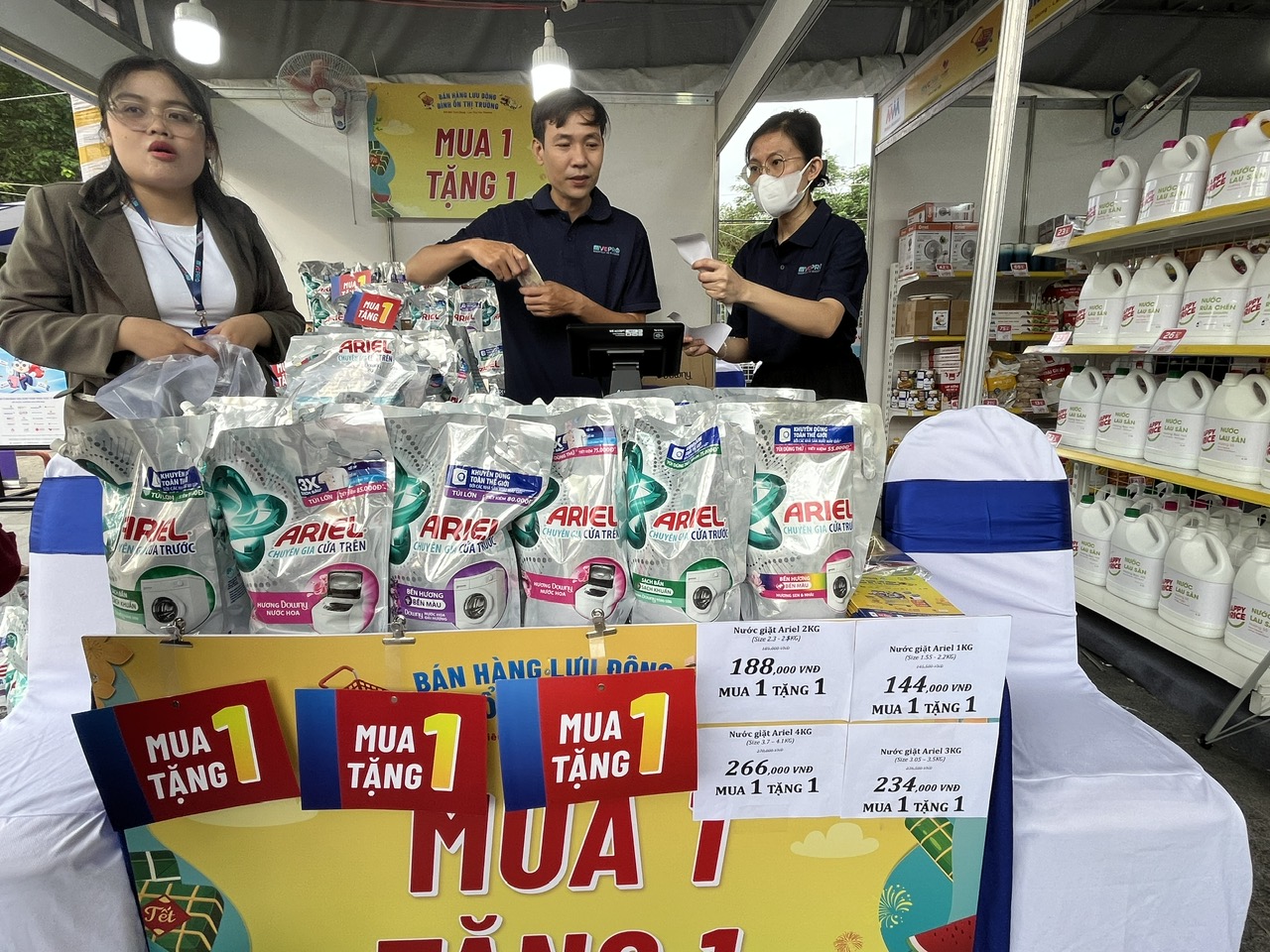 Rau xanh, trứng g&agrave; "ch&aacute;y h&agrave;ng" trong ng&agrave;y đầu TP HCM tổ chức b&aacute;n h&agrave;ng Tết lưu động- Ảnh 4.