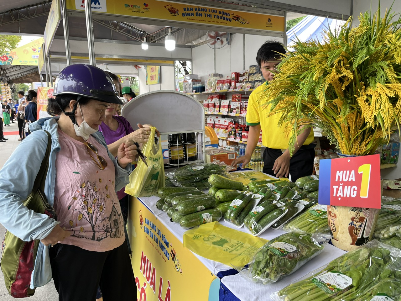 Rau xanh, trứng g&agrave; "ch&aacute;y h&agrave;ng" trong ng&agrave;y đầu TP HCM tổ chức b&aacute;n h&agrave;ng Tết lưu động- Ảnh 1.