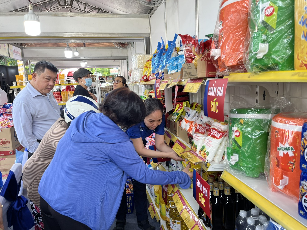 Rau xanh, trứng g&agrave; "ch&aacute;y h&agrave;ng" trong ng&agrave;y đầu TP HCM tổ chức b&aacute;n h&agrave;ng Tết lưu động- Ảnh 3.