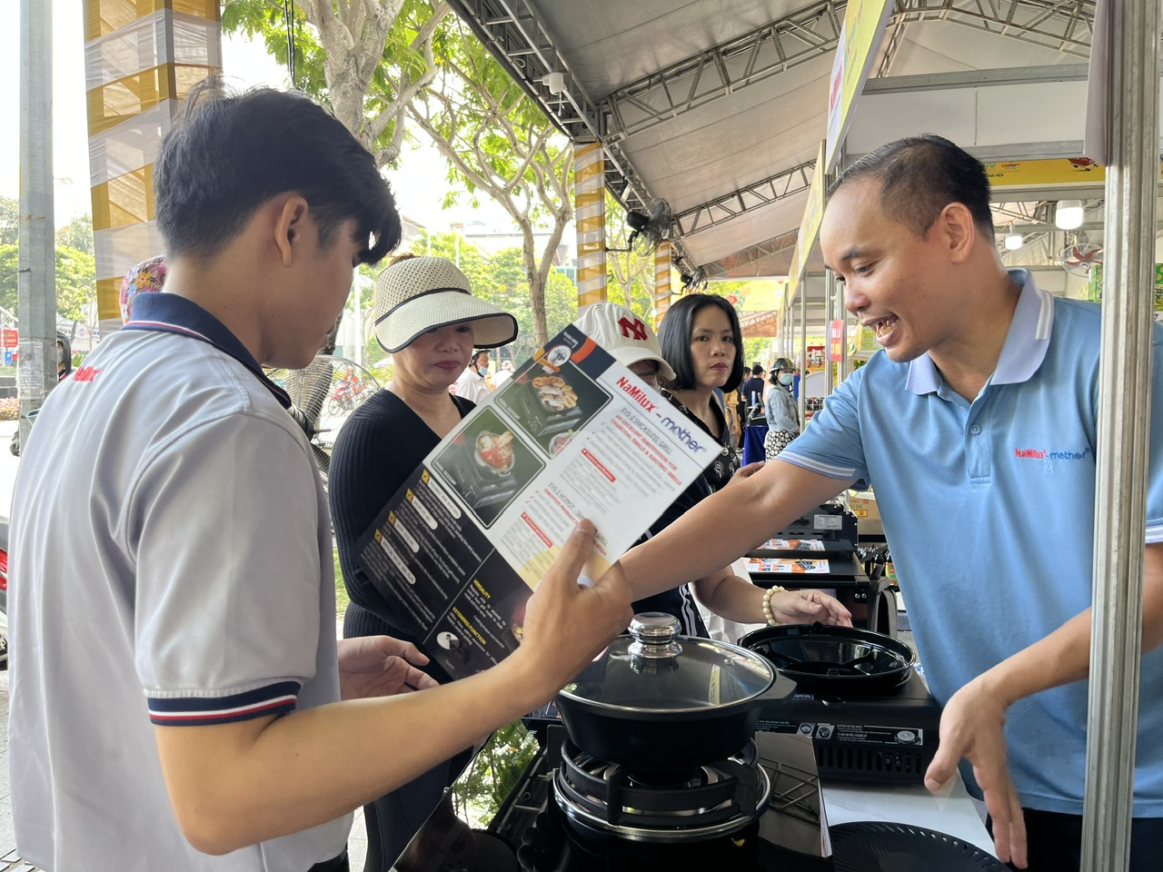 Rau xanh, trứng g&agrave; "ch&aacute;y h&agrave;ng" trong ng&agrave;y đầu TP HCM tổ chức b&aacute;n h&agrave;ng Tết lưu động- Ảnh 5.