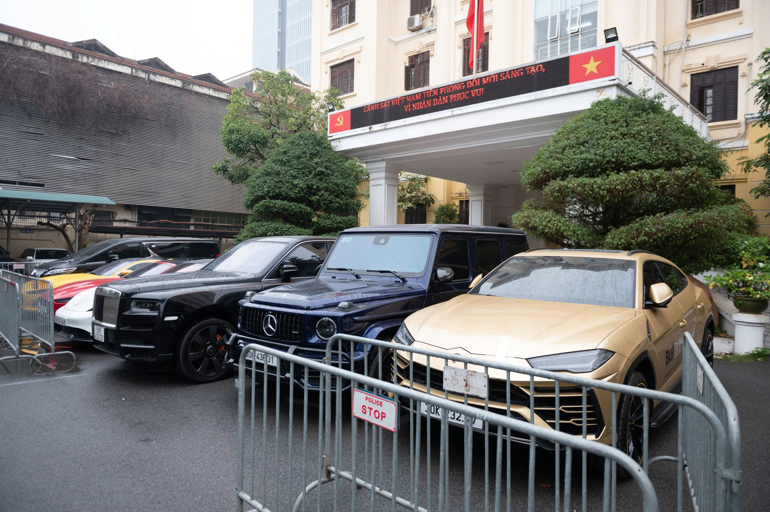 Cận cảnh d&agrave;n si&ecirc;u xe Rolls-Royce, Lamborghini, G63 của Mr Pips- Ảnh 1.