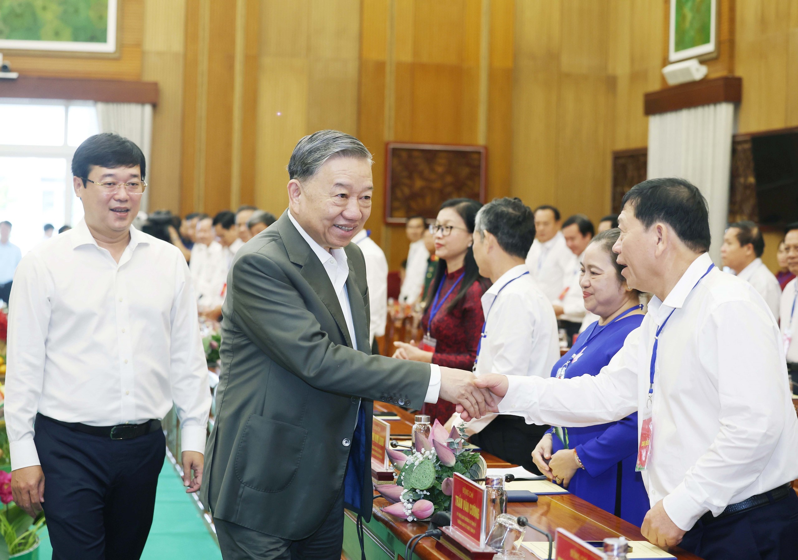 Tổng B&iacute; thư T&ocirc; L&acirc;m với c&aacute;c đại biểu tại buổi l&agrave;m việcẢnh: TTXVN