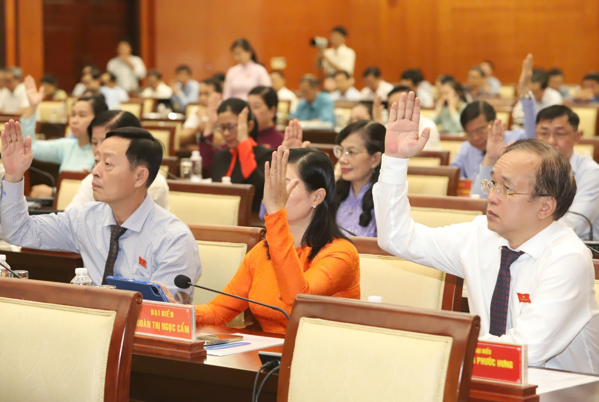 C&aacute;c đại biểu biểu quyết th&ocirc;ng qua nghị quyết tại kỳ họp