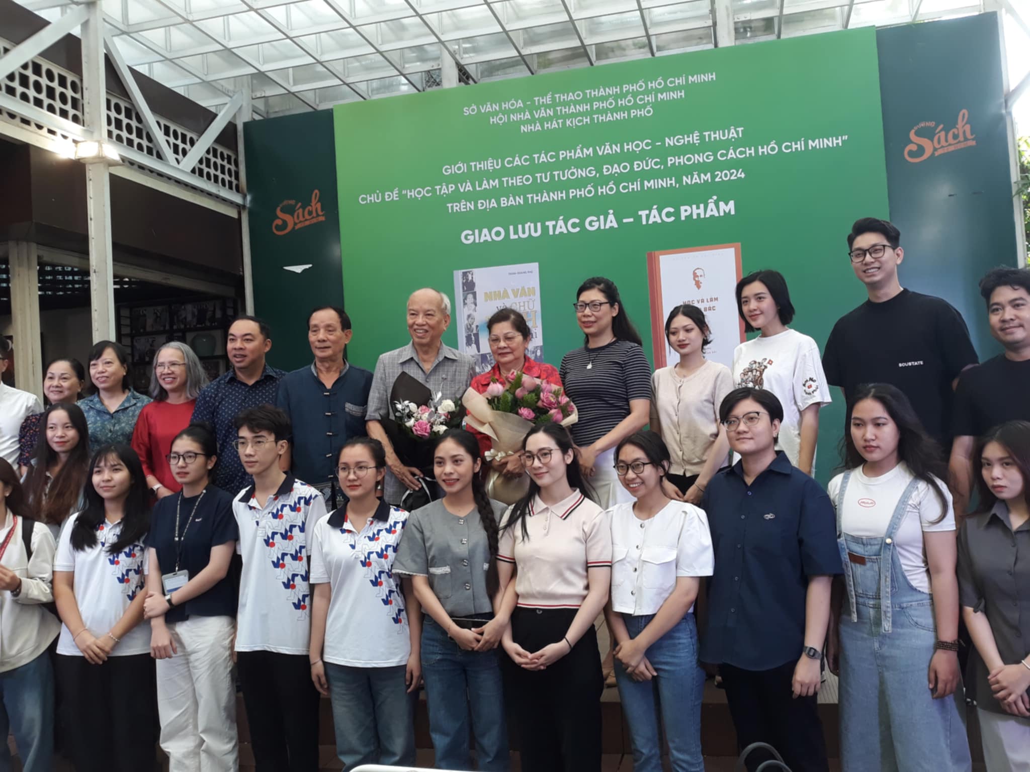 Giao lưu c&ugrave;ng t&aacute;c giả "Nh&agrave; văn v&agrave; chữ t&igrave;nh gởi lại"- Ảnh 8.