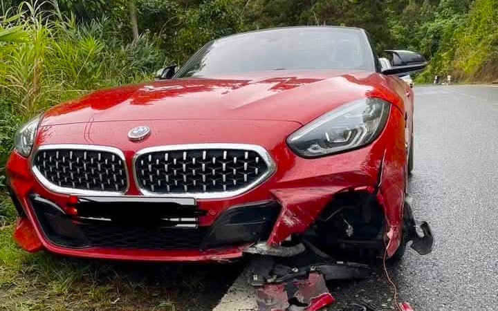 CLIP: Xe BMW mui trần vượt ẩu trên đèo làm 2 người bị thương