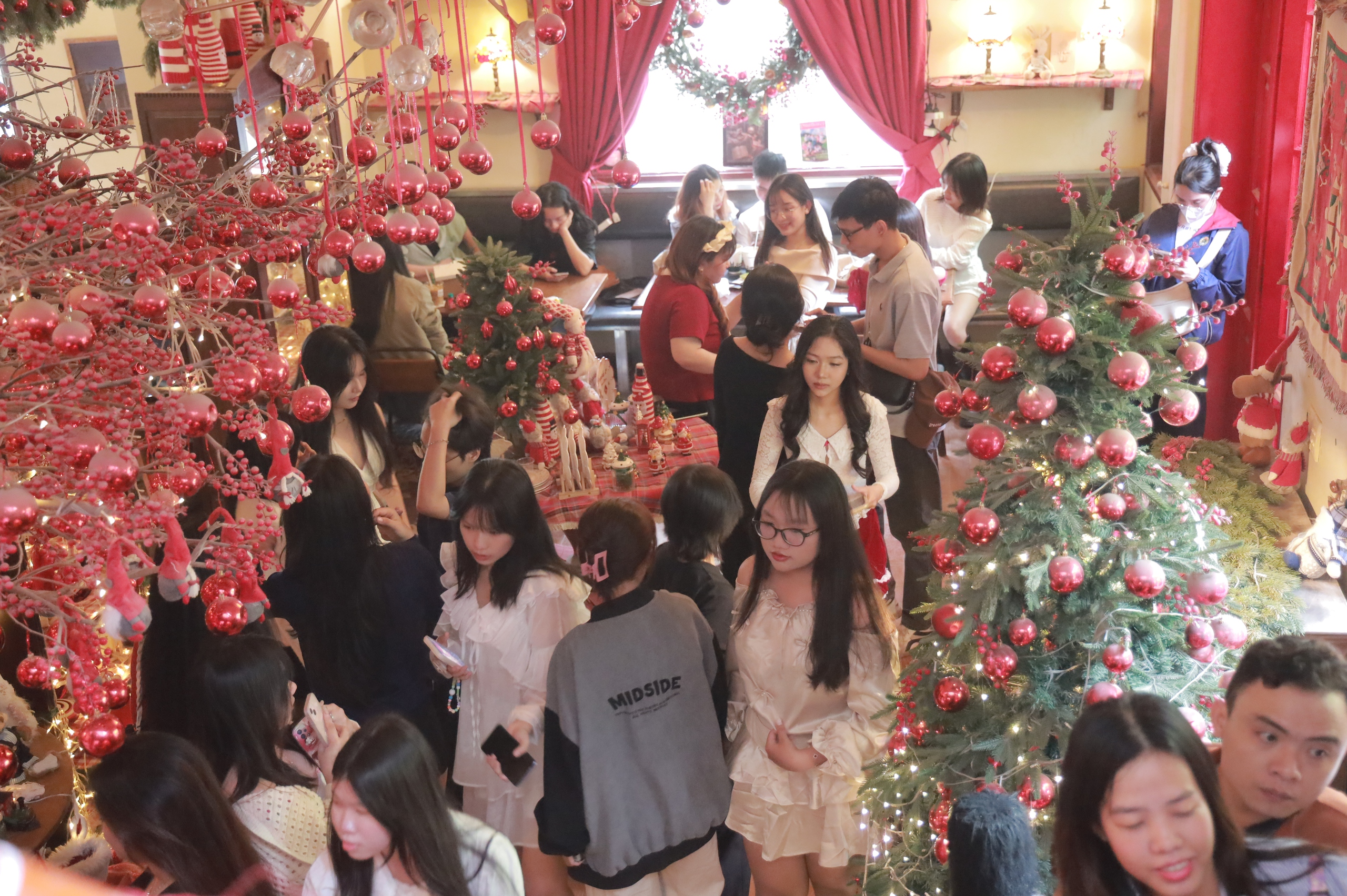 Chủ qu&aacute;n c&agrave; ph&ecirc; "hốt bạc" nhờ theo trend chụp h&igrave;nh m&ugrave;a Noel- Ảnh 1.