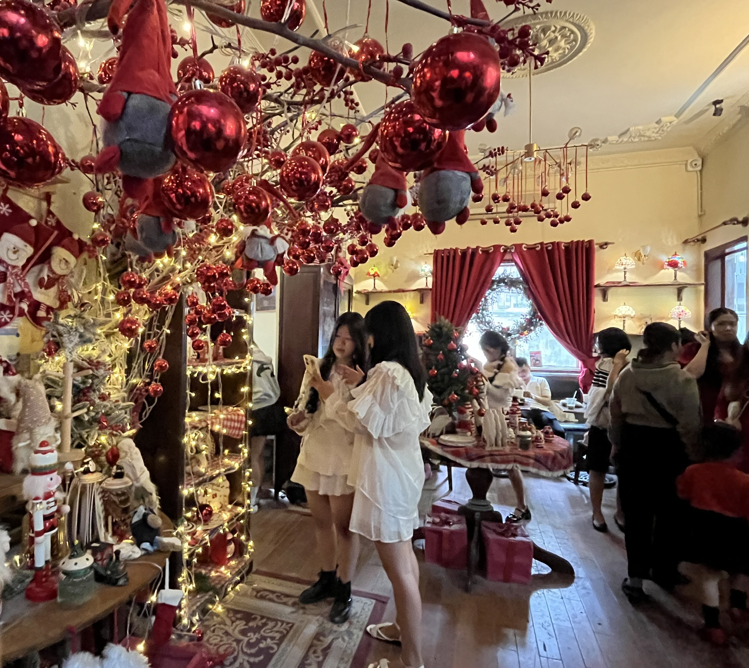 Chủ qu&aacute;n c&agrave; ph&ecirc; "hốt bạc" nhờ theo trend chụp h&igrave;nh m&ugrave;a Noel- Ảnh 2.
