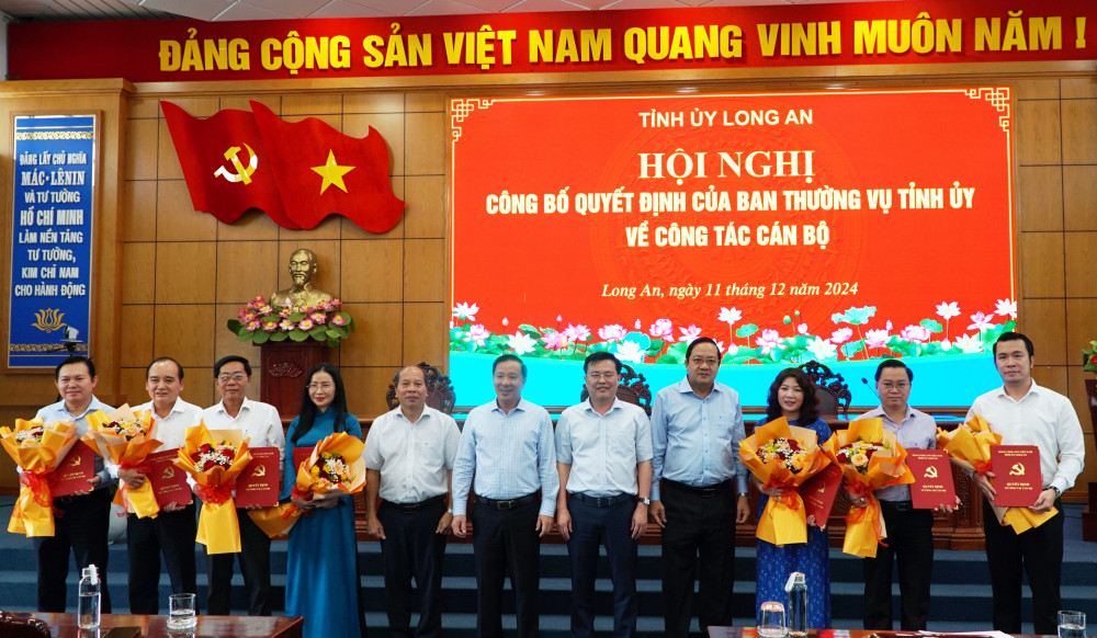 Long An luân chuyển, điều động nhiều cán bộ- Ảnh 1.