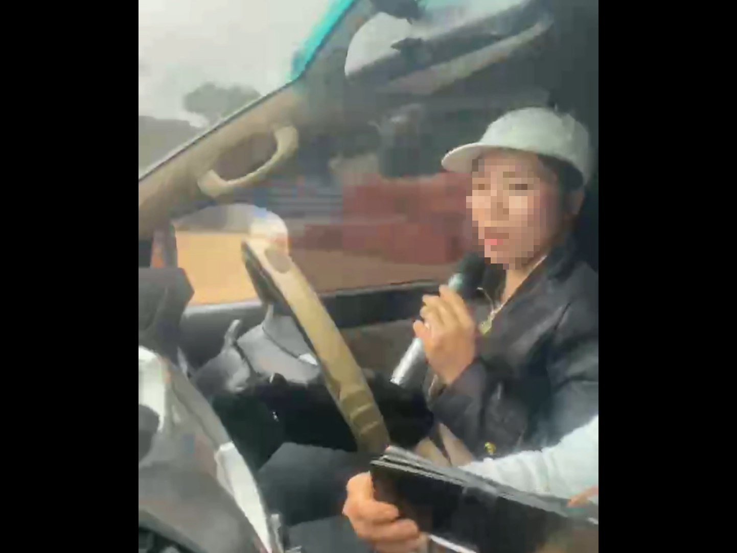 V&igrave; sao chưa xử phạt người phụ nữ vừa l&aacute;i &ocirc; t&ocirc; vừa h&aacute;t karaoke?- Ảnh 1.