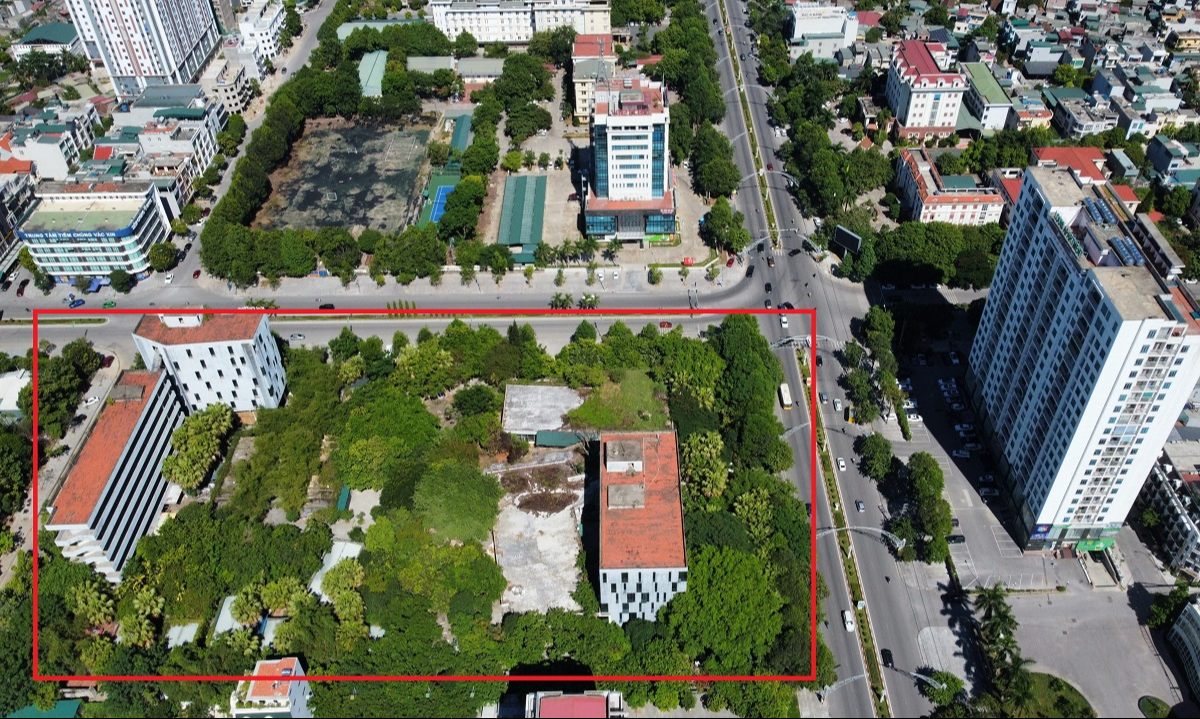 Cưỡng chế dự &aacute;n trường tư thục quốc tế "chết yểu" tr&ecirc;n khu "đất v&agrave;ng" bỏ hoang 10 năm- Ảnh 1.