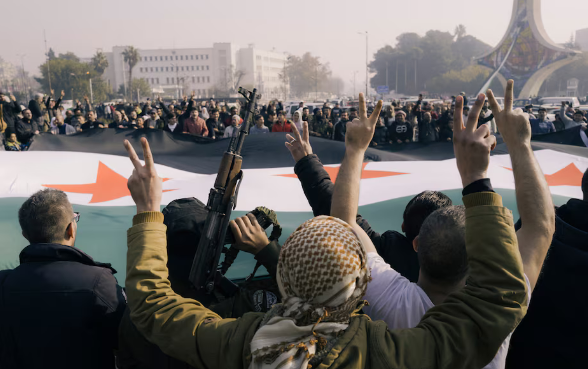 C&aacute;c tay s&uacute;ng nổi dậy ăn mừng ở Damascus h&ocirc;m 9-12 sau khi lật đổ &ocirc;ng Assad. Ảnh: Washington Post