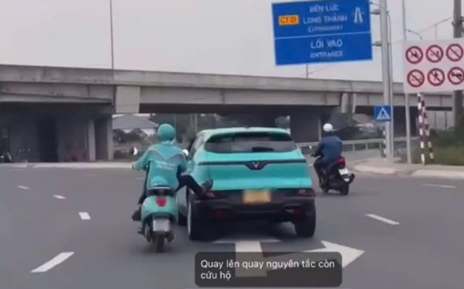 Đẩy giúp ô tô, nam xe ôm công nghệ bị phạt