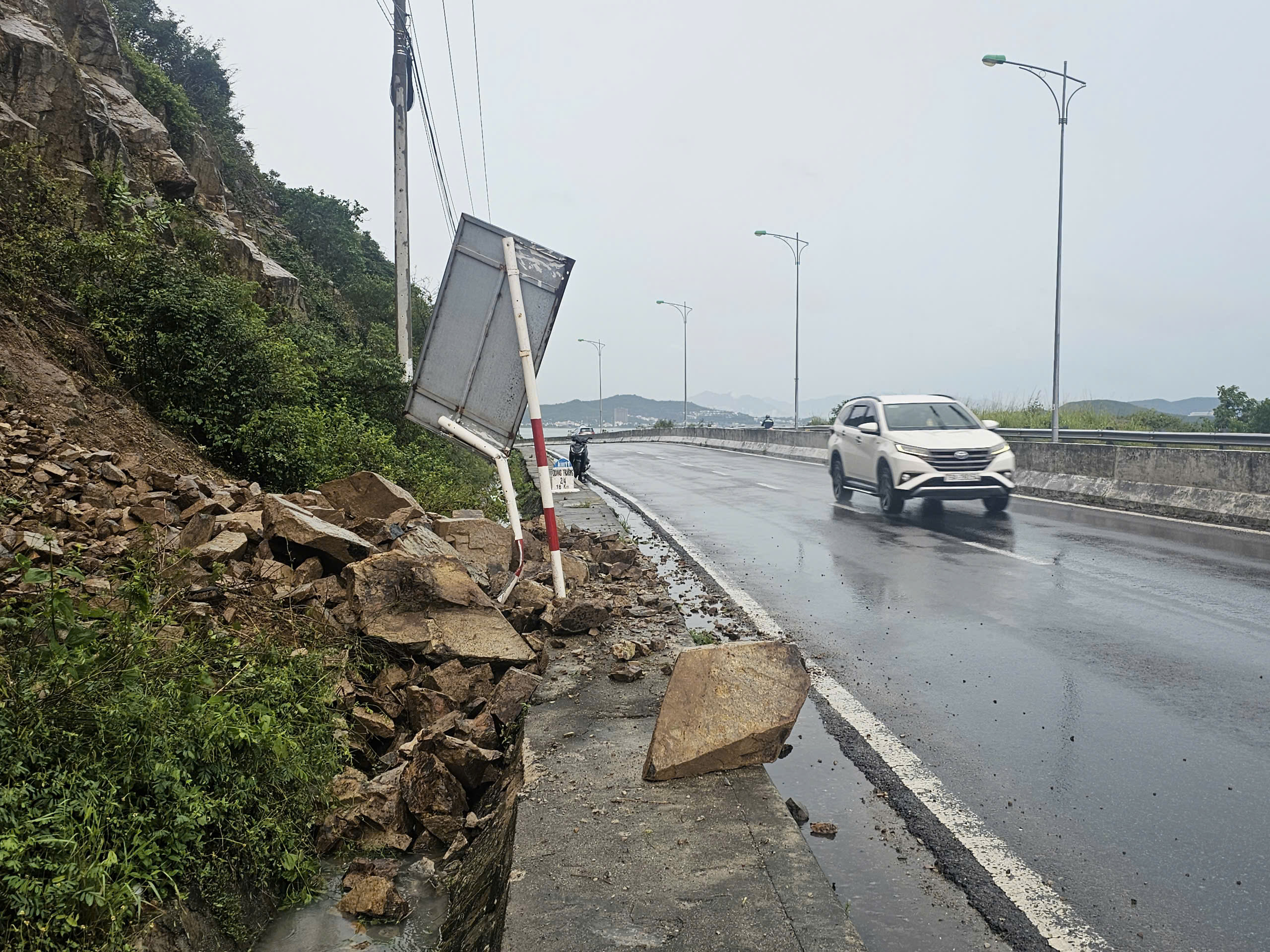 Sạt lở, đ&aacute; rơi xuống đ&egrave;o từ Nha Trang đi s&acirc;n bay Cam Ranh- Ảnh 1.