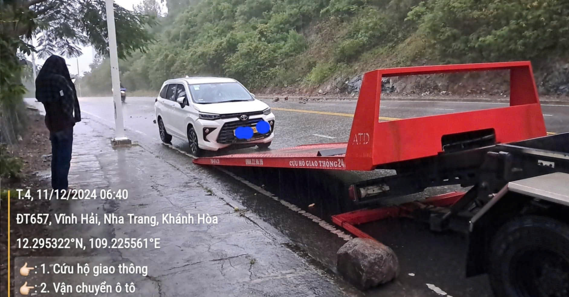 Sạt lở, đ&aacute; rơi xuống đ&egrave;o từ Nha Trang đi s&acirc;n bay Cam Ranh- Ảnh 3.