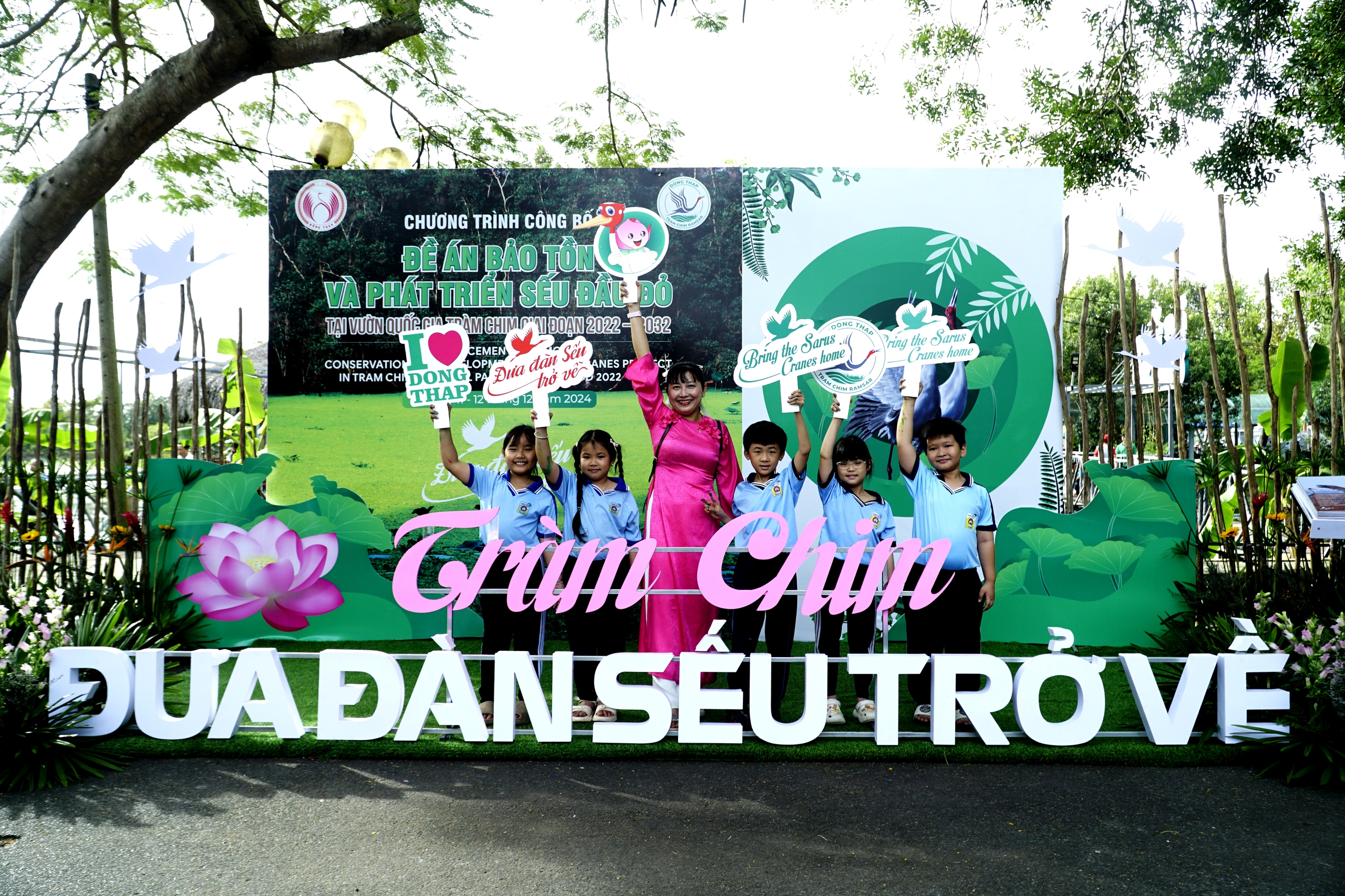 Giáo viên và học sinh ở huyện Tam Nông hưởng ứng đề án để cùng “đưa đàn sếu trở về”