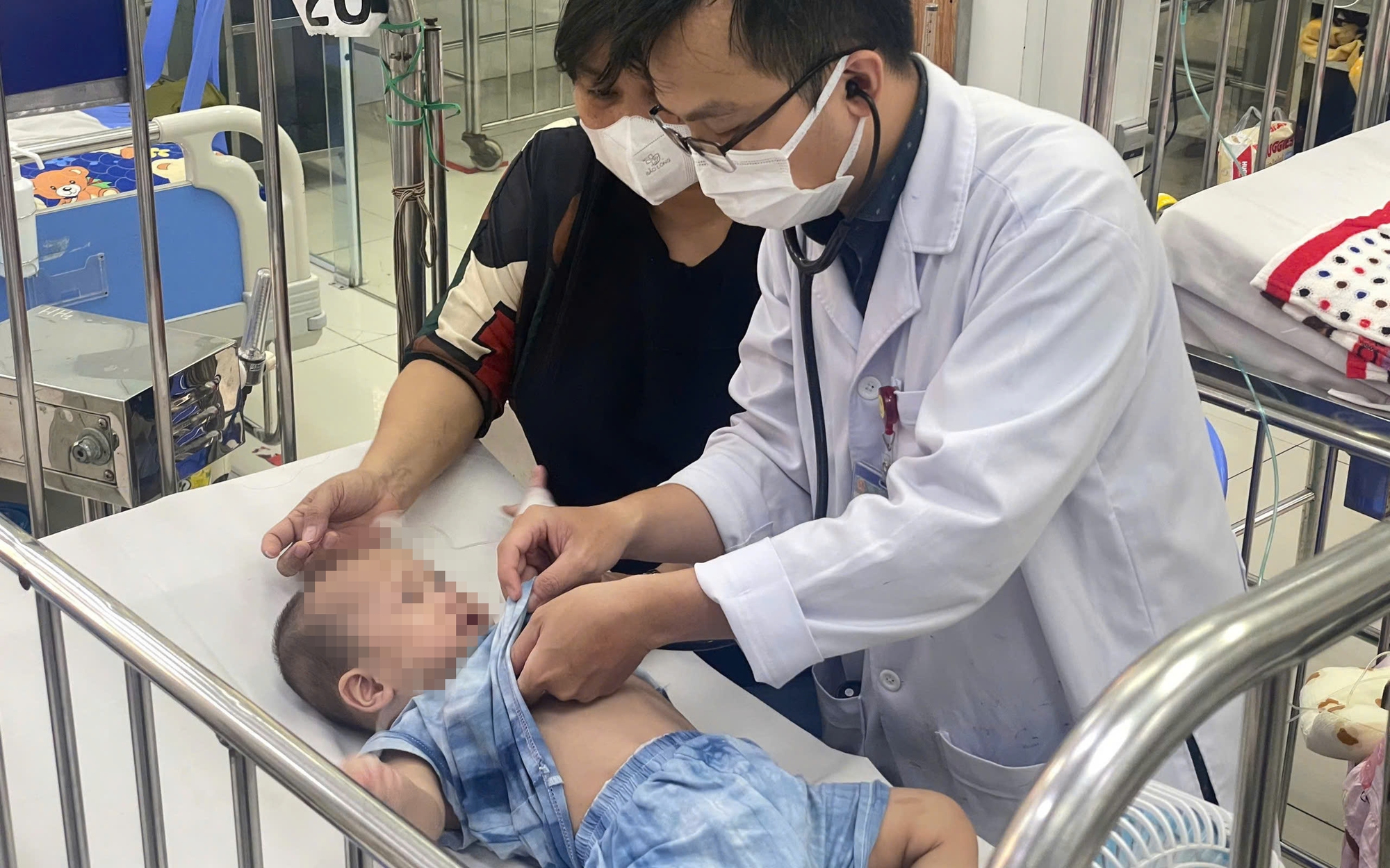 Cuộc chạy đua sinh tử cứu bé 8kg viêm phổi nặng - Ảnh 2.