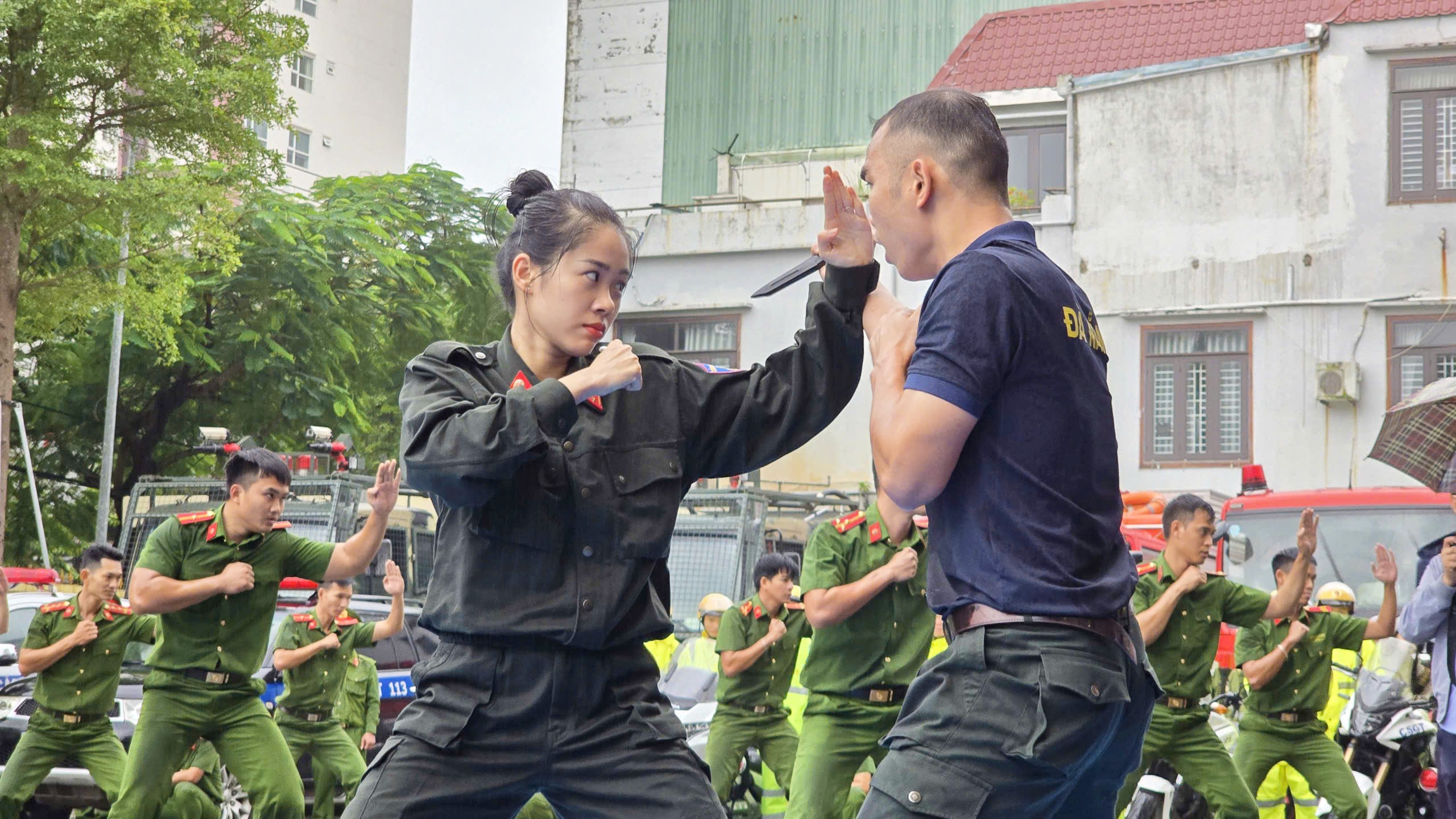CLIP: Lực lượng C&ocirc;ng an Đ&agrave; Nẵng thể hiện khả năng v&otilde; thuật, trấn &aacute;p tội phạm- Ảnh 3.