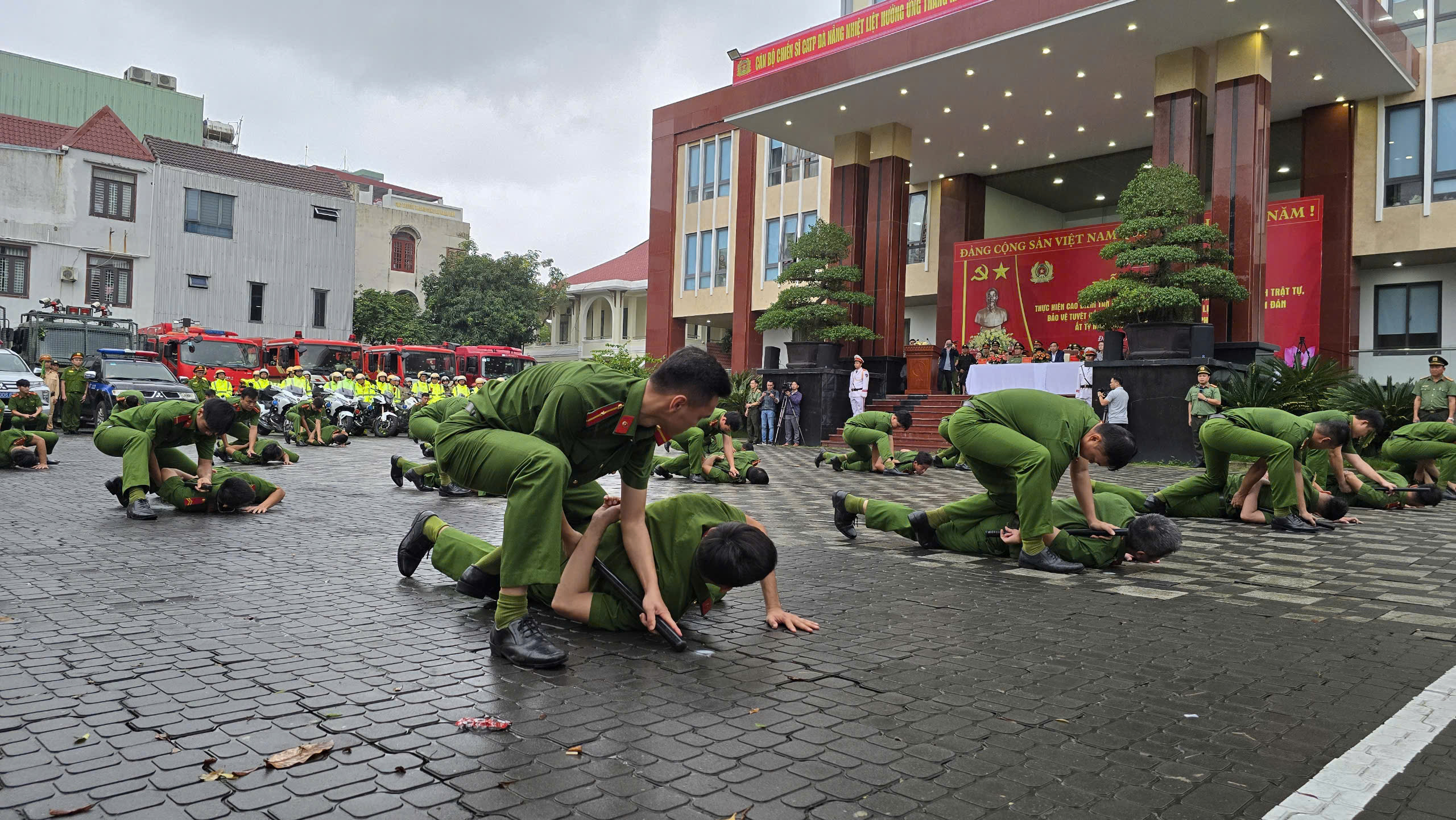 CLIP: Lực lượng C&ocirc;ng an Đ&agrave; Nẵng thể hiện khả năng v&otilde; thuật, trấn &aacute;p tội phạm- Ảnh 5.