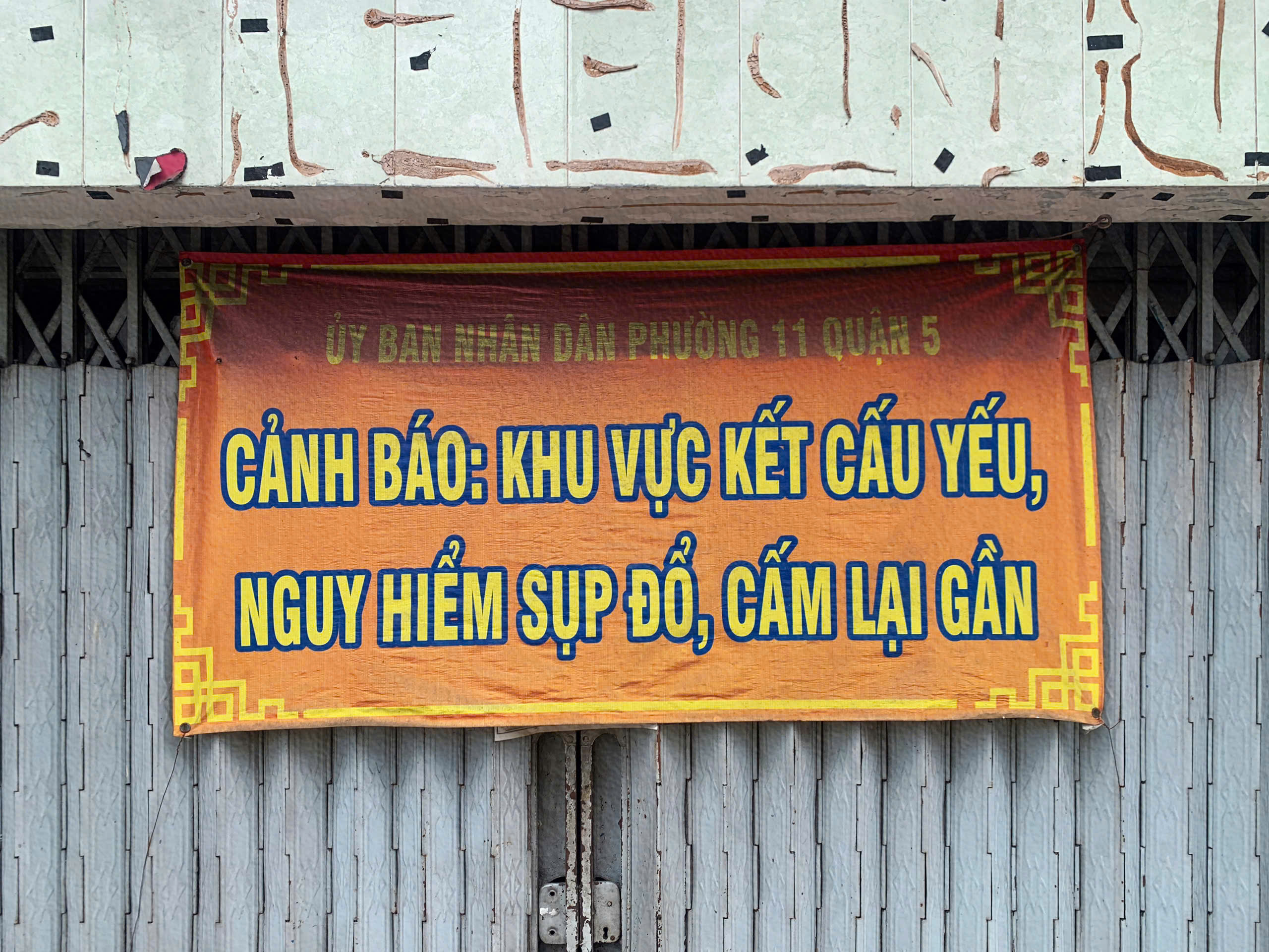 Cận cảnh chung cư vừa được Chủ tịch UBND TP HCM chỉ đạo ph&aacute; dỡ khẩn- Ảnh 2.