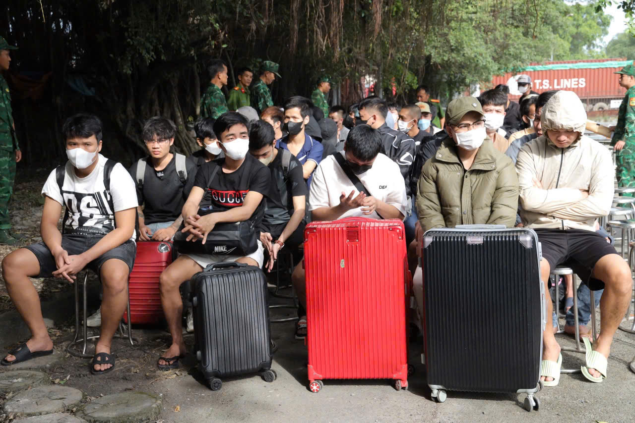 Giải cứu h&agrave;ng trăm người Việt bị lừa sang Campuchia l&agrave;m việc- Ảnh 2.
