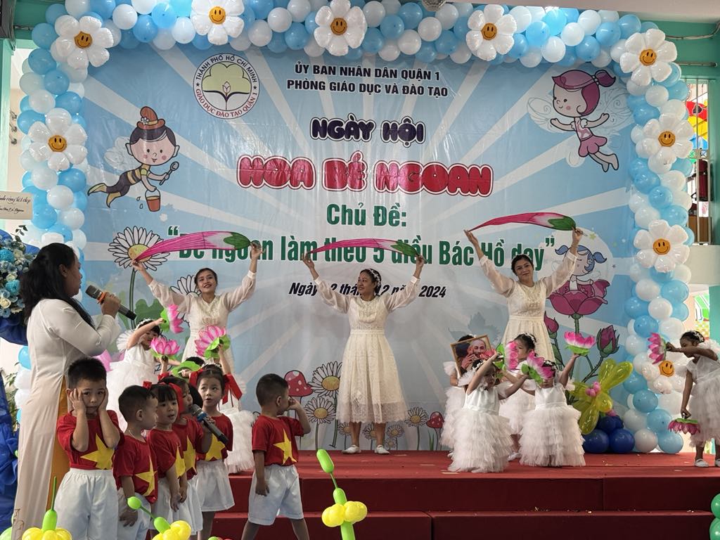 Trẻ mầm non đọc thơ, kể chuyện về Bác Hồ ở ngày hội "Hoa bé ngoan"- Ảnh 4.
