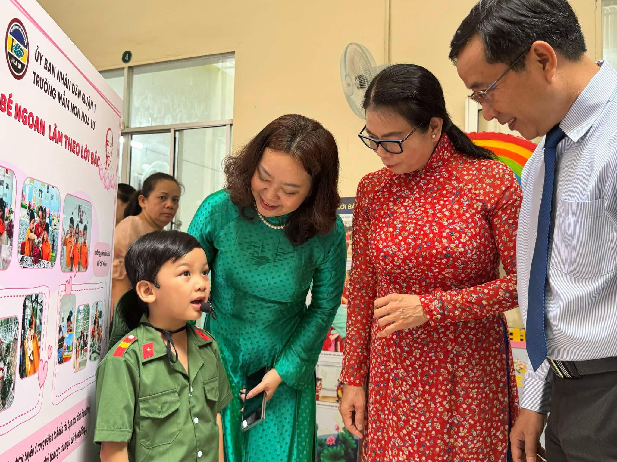 Trẻ mầm non đọc thơ, kể chuyện về Bác Hồ ở ngày hội "Hoa bé ngoan"- Ảnh 2.