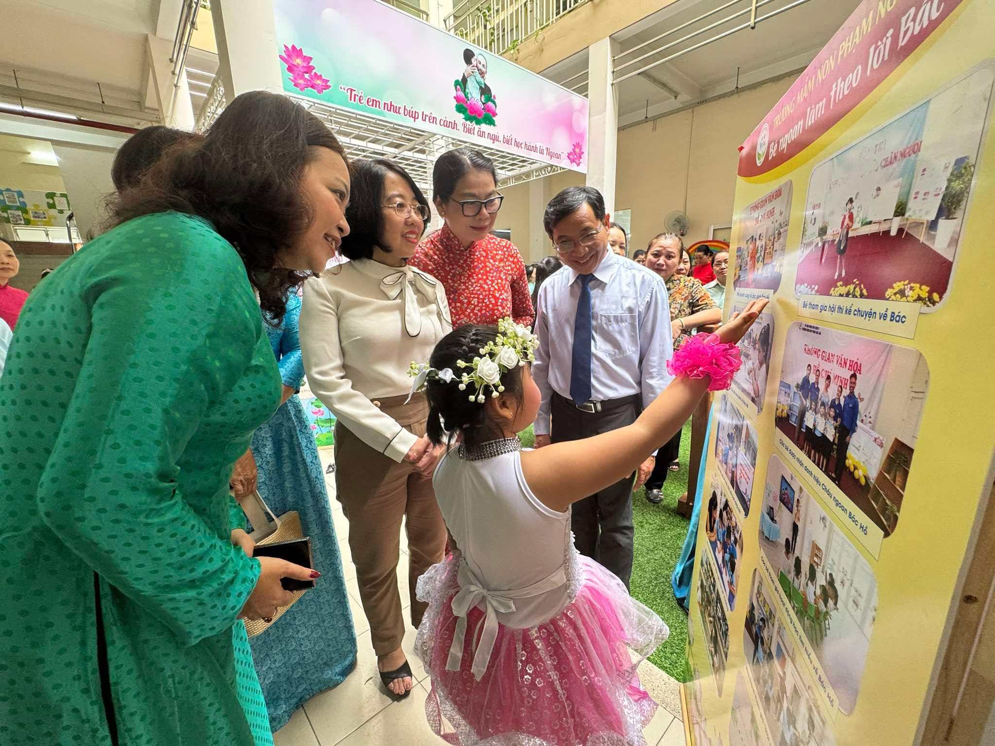 Trẻ mầm non đọc thơ, kể chuyện về Bác Hồ ở ngày hội "Hoa bé ngoan"- Ảnh 1.