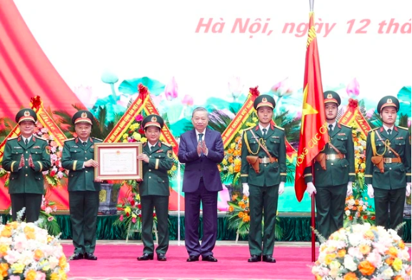 Tổng B&iacute; thư T&ocirc; L&acirc;m trao Hu&acirc;n chương Độc lập hạng nhất cho Tổng cục Ch&iacute;nh trị- Ảnh 2.