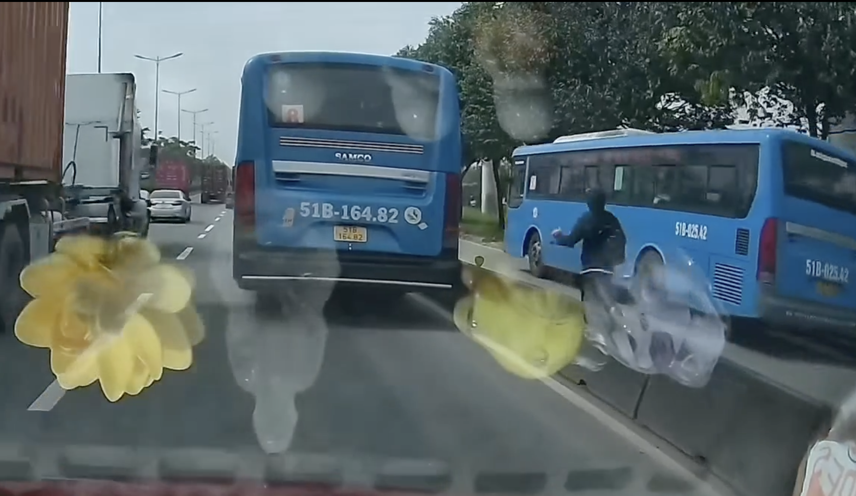 Xe buýt tại TP HCM lại gây xôn xao cộng đồng mạng- Ảnh 1.