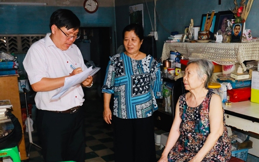 Tin vui cuối năm: TP HCM tăng mạnh mức hỗ trợ cho người nghèo, người có công, đối tượng yếu thế