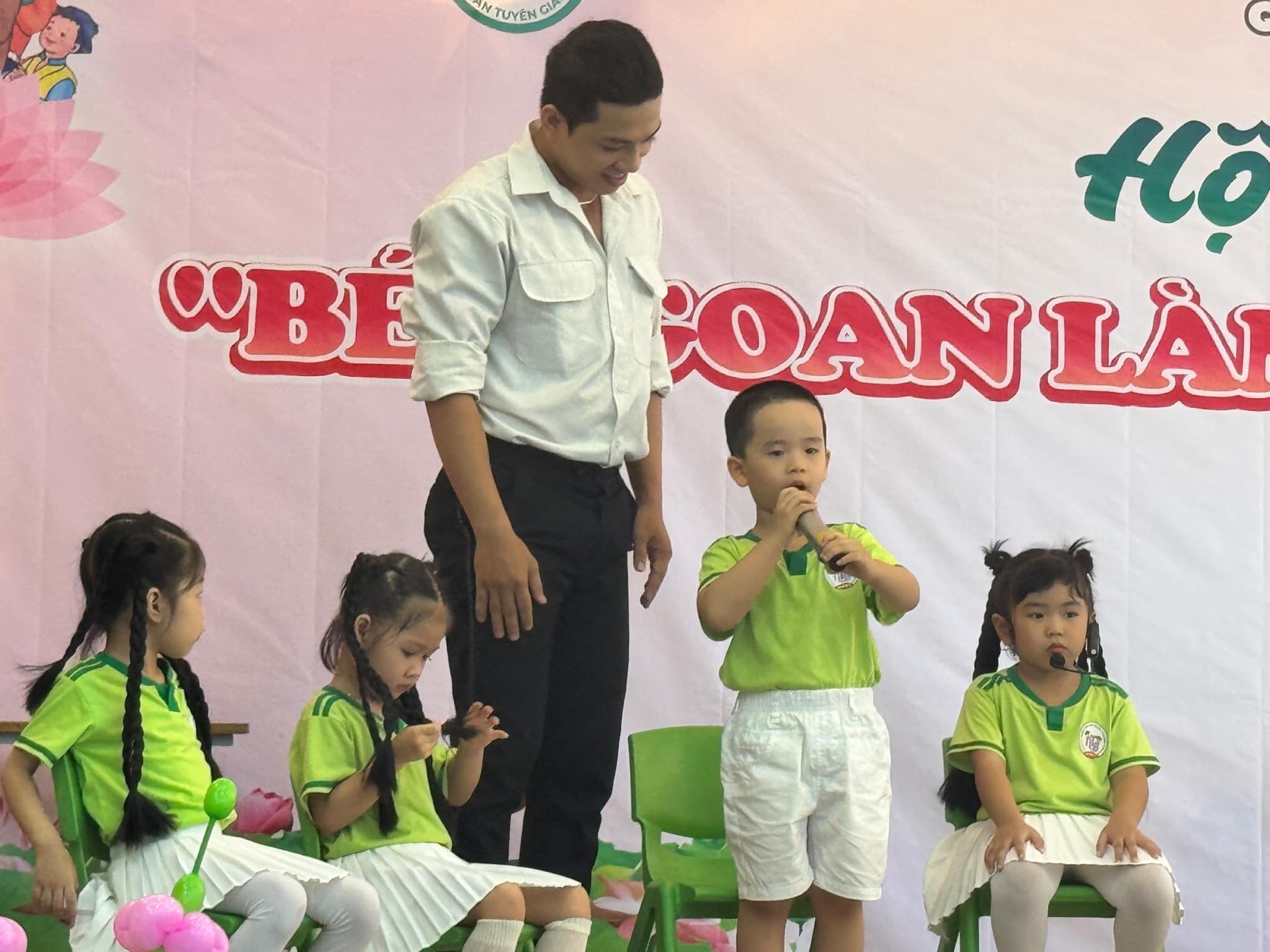 Trẻ mầm non đọc thơ, kể chuyện về Bác Hồ ở ngày hội "Hoa bé ngoan"- Ảnh 5.