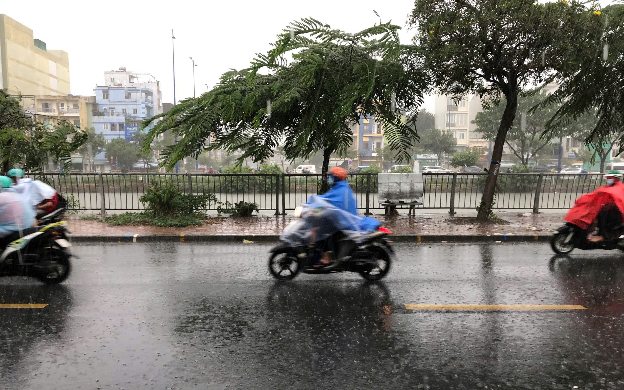 Chiều nay, nhiều nơi ở TP HCM mưa to