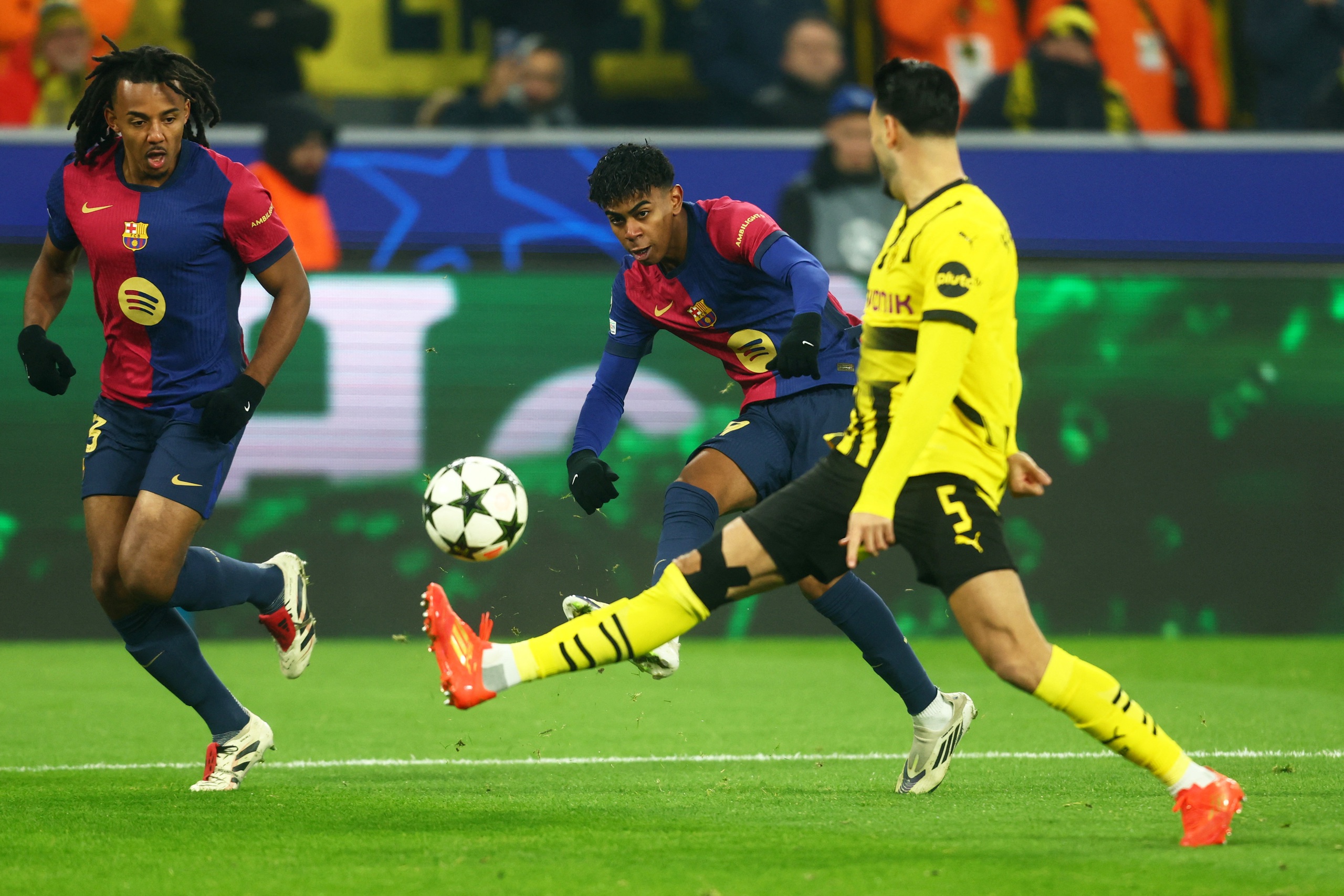 Rượt đuổi tỉ số hấp dẫn, Barcelona thắng nghẹt thở chủ nh&agrave; Dortmund- Ảnh 2.