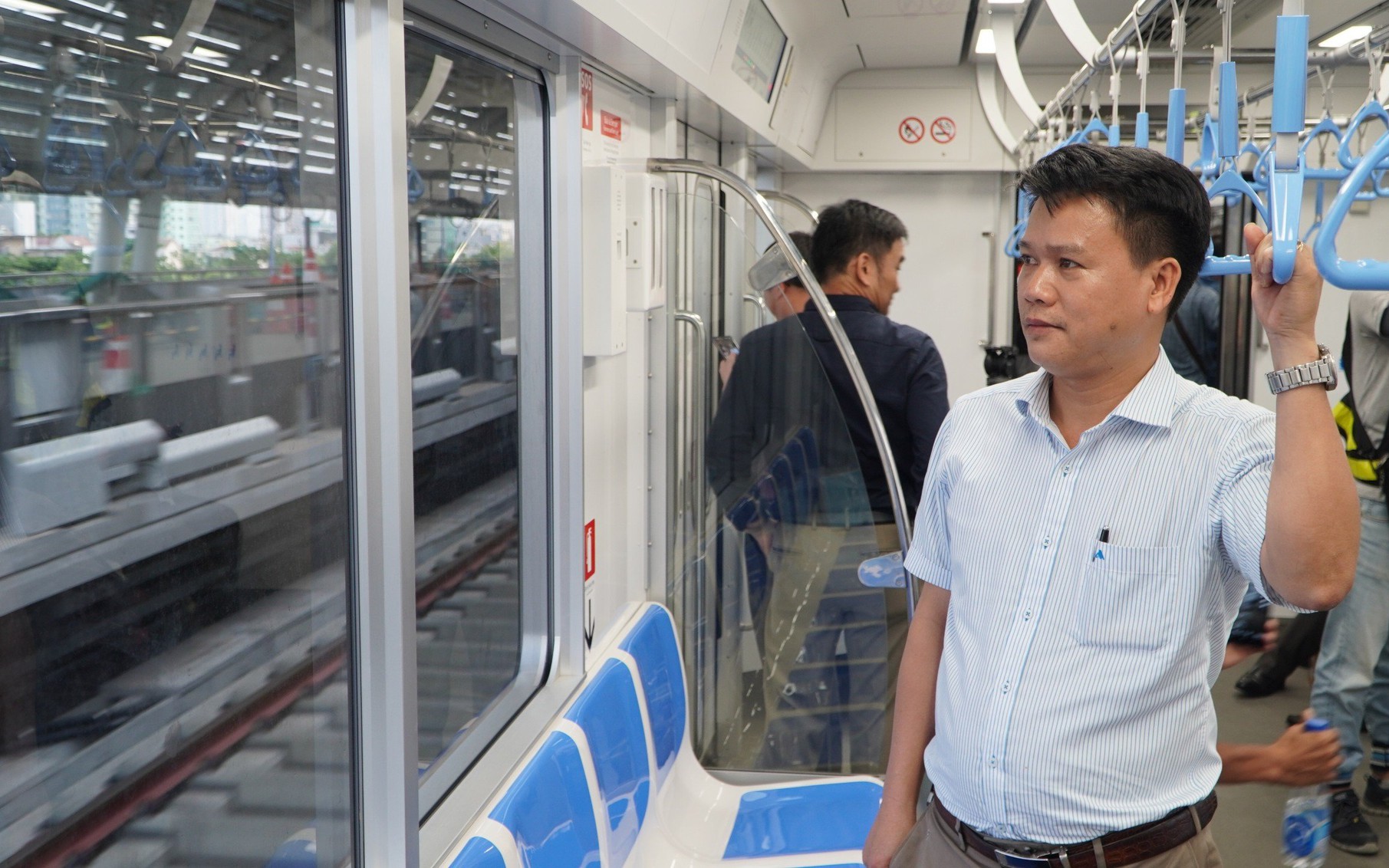 30 ngày miễn phí đi tàu metro số 1, hành khách sử dụng phương thức gì ?