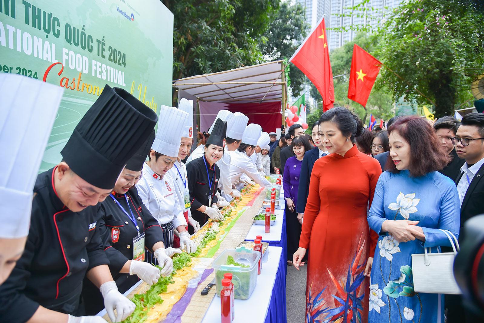 Quảng diễn phở cuốn sắc m&agrave;u d&agrave;i 12 m khiến kh&aacute;ch tham quan kh&ocirc;ng khỏi th&iacute;ch th&uacute;