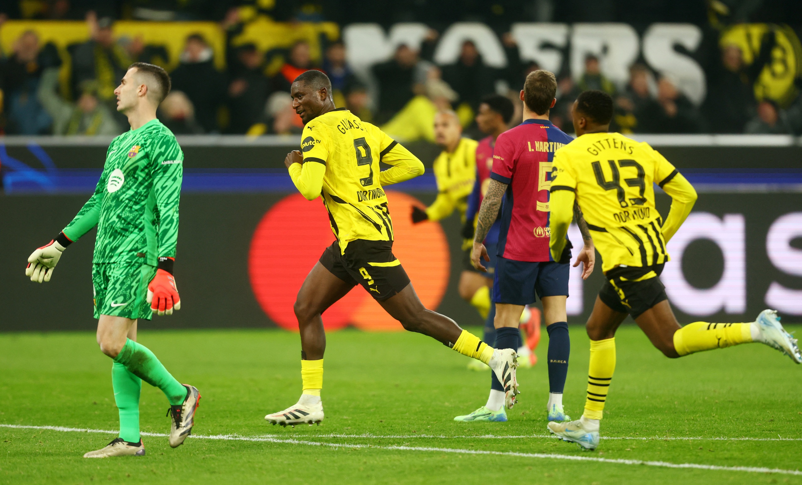 Rượt đuổi tỉ số hấp dẫn, Barcelona thắng nghẹt thở chủ nh&agrave; Dortmund- Ảnh 5.